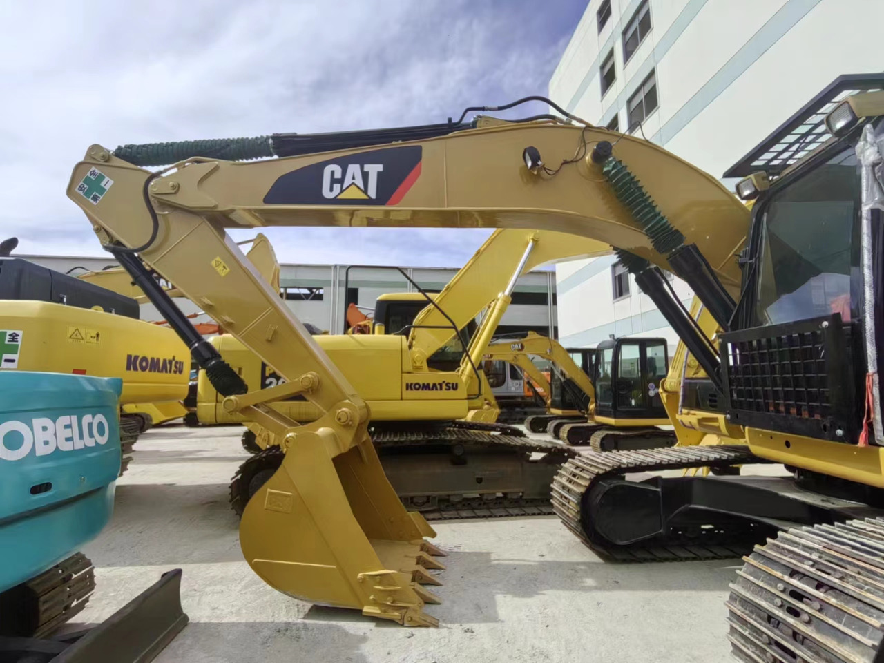 Used Caterpillar 320d excavator for sale at a low price. - Гусеничный экскаватор: фото 4 Used Caterpillar 320d excavator for sale at a low price. - Гусеничный экскаватор: фото 4