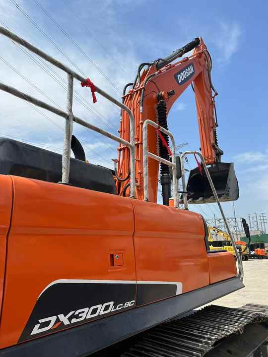 Used Excavator Doosan DX300 Excavators Mini Equipment Earth Moving Machinery Doosan Digger Excavator for Sale - Экскаватор: фото 4 Used Excavator Doosan DX300 Excavators Mini Equipment Earth Moving Machinery Doosan Digger Excavator for Sale - Экскаватор: фото 4