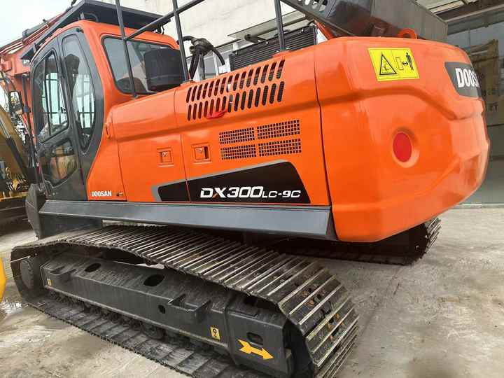 Used Excavator Doosan DX300 Excavators Mini Equipment Earth Moving Machinery Doosan Digger Excavator for Sale - Гусеничный экскаватор: фото 3 Used Excavator Doosan DX300 Excavators Mini Equipment Earth Moving Machinery Doosan Digger Excavator for Sale - Гусеничный экскаватор: фото 3