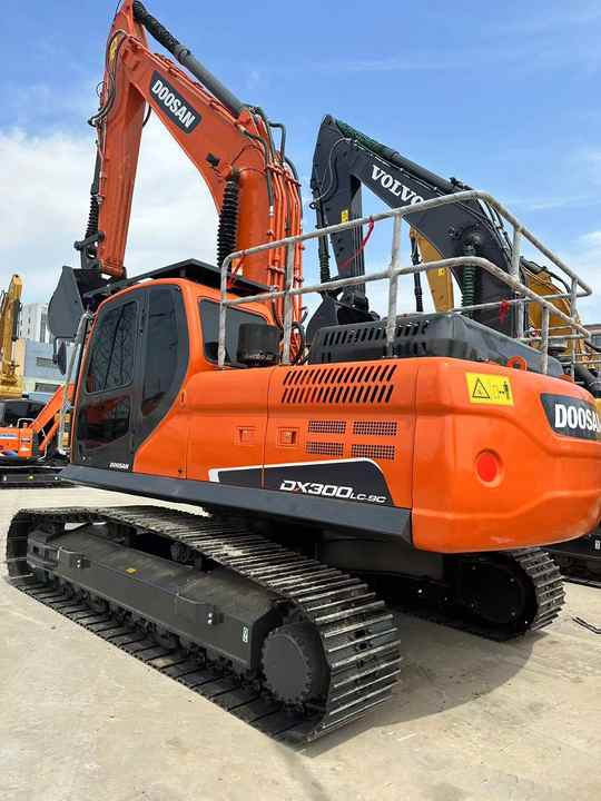 Used Excavator Doosan DX300 Excavators Mini Equipment Earth Moving Machinery Doosan Digger Excavator for Sale - Экскаватор: фото 2 Used Excavator Doosan DX300 Excavators Mini Equipment Earth Moving Machinery Doosan Digger Excavator for Sale - Экскаватор: фото 2