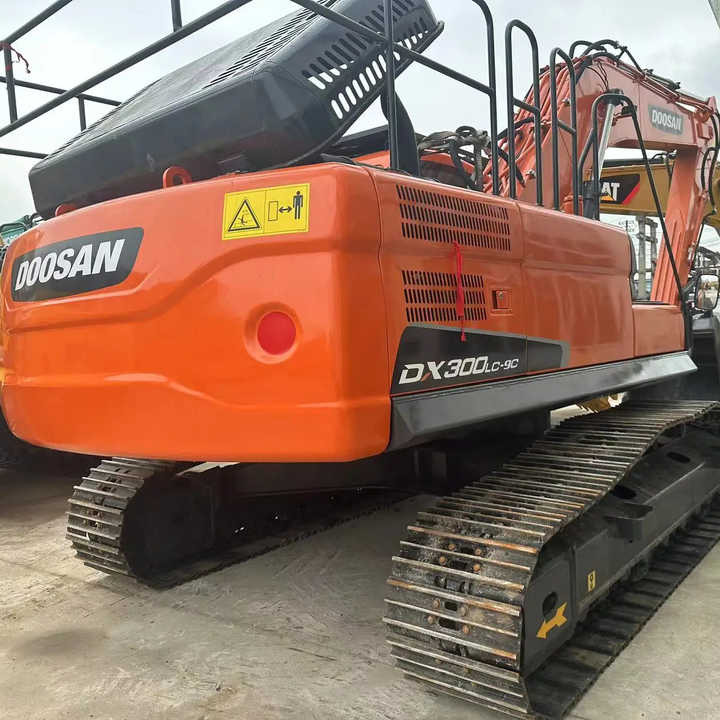 Used Excavator Doosan DX300 Excavators Mini Equipment Earth Moving Machinery Doosan Digger Excavator for Sale - Гусеничный экскаватор: фото 2 Used Excavator Doosan DX300 Excavators Mini Equipment Earth Moving Machinery Doosan Digger Excavator for Sale - Гусеничный экскаватор: фото 2