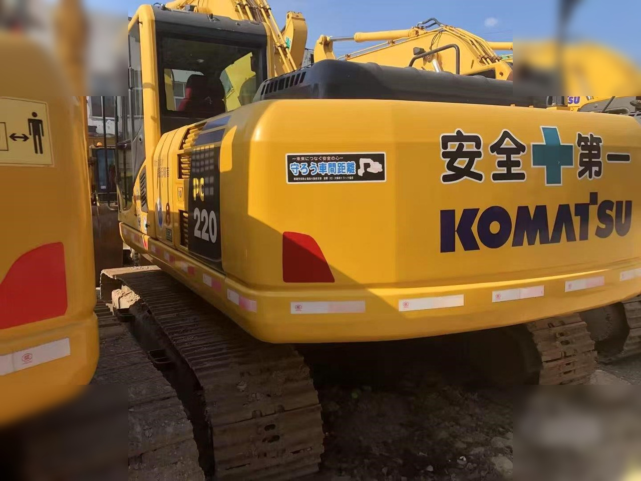 KOMATSU PC220-8 - Гусеничный экскаватор: фото 1 KOMATSU PC220-8 - Гусеничный экскаватор: фото 1