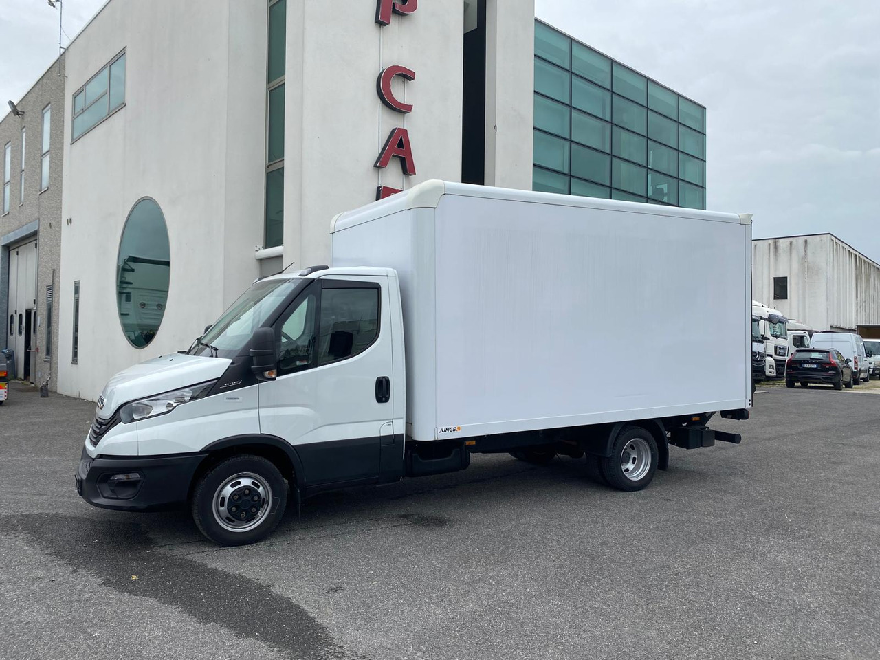 IVECO DAILY 35C16 - Фургон с закрытым кузовом: фото 1 IVECO DAILY 35C16 - Фургон с закрытым кузовом: фото 1