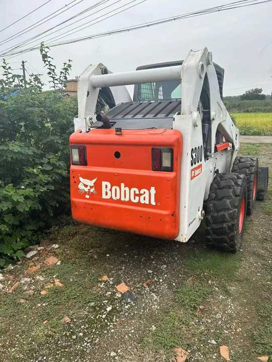 Second Hand BOBCAT S300 Skid-steer Loader with Very Good Performance Is for Sale at a Low Price - Мини-погрузчик с бортовым поворотом: фото 4 Second Hand BOBCAT S300 Skid-steer Loader with Very Good Performance Is for Sale at a Low Price - Мини-погрузчик с бортовым поворотом: фото 4