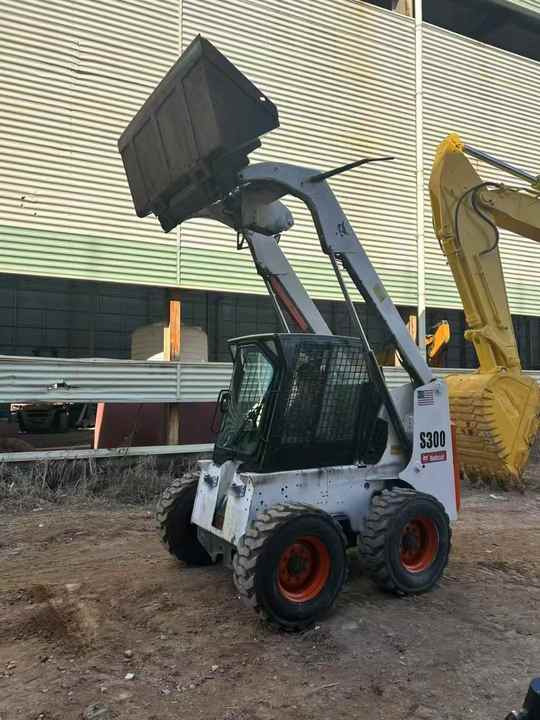 Second Hand BOBCAT S300 Skid-steer Loader with Very Good Performance Is for Sale at a Low Price - Мини-погрузчик с бортовым поворотом: фото 5 Second Hand BOBCAT S300 Skid-steer Loader with Very Good Performance Is for Sale at a Low Price - Мини-погрузчик с бортовым поворотом: фото 5