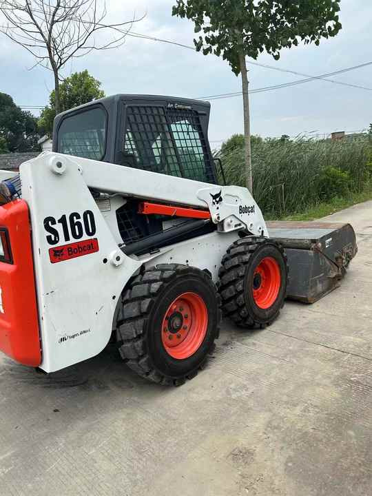 USED BOBCAT S160 Skid-steer Loader Bobcat S160 Carry Sweeper with Very Good Performance Is for Sale at a Low Price. - Мини-погрузчик с бортовым поворотом: фото 3 USED BOBCAT S160 Skid-steer Loader Bobcat S160 Carry Sweeper with Very Good Performance Is for Sale at a Low Price. - Мини-погрузчик с бортовым поворотом: фото 3