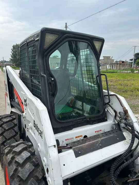 USED BOBCAT S160 Skid-steer Loader Bobcat S160 Carry Sweeper with Very Good Performance Is for Sale at a Low Price. - Мини-погрузчик с бортовым поворотом: фото 3 USED BOBCAT S160 Skid-steer Loader Bobcat S160 Carry Sweeper with Very Good Performance Is for Sale at a Low Price. - Мини-погрузчик с бортовым поворотом: фото 3
