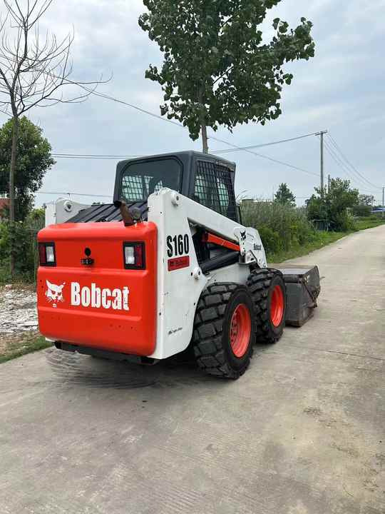 USED BOBCAT S160 Skid-steer Loader Bobcat S160 Carry Sweeper with Very Good Performance Is for Sale at a Low Price. - Мини-погрузчик с бортовым поворотом: фото 5 USED BOBCAT S160 Skid-steer Loader Bobcat S160 Carry Sweeper with Very Good Performance Is for Sale at a Low Price. - Мини-погрузчик с бортовым поворотом: фото 5