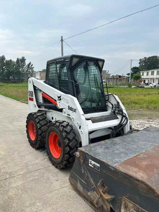 USED BOBCAT S160 Skid-steer Loader Bobcat S160 Carry Sweeper with Very Good Performance Is for Sale at a Low Price. - Мини-погрузчик с бортовым поворотом: фото 2 USED BOBCAT S160 Skid-steer Loader Bobcat S160 Carry Sweeper with Very Good Performance Is for Sale at a Low Price. - Мини-погрузчик с бортовым поворотом: фото 2