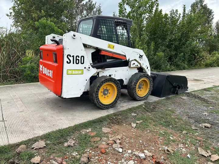 USED BOBCAT S160 Skid-steer Loader with Very Good Performance Is for Sale at a Low Price. - Мини-погрузчик с бортовым поворотом: фото 4 USED BOBCAT S160 Skid-steer Loader with Very Good Performance Is for Sale at a Low Price. - Мини-погрузчик с бортовым поворотом: фото 4