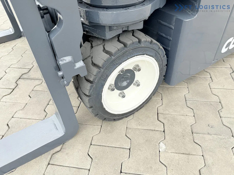 Combilift Combilift CBE2500 / TRIPLEX / 5500MM / FREE LIFT / ELECTRIC DRIVE / ONLY 2300 MTH / FORK POSITIONER / SIDE SHIFT / NEW TYRES / L - Четырехсторонний погрузчик: фото 4 Combilift Combilift CBE2500 / TRIPLEX / 5500MM / FREE LIFT / ELECTRIC DRIVE / ONLY 2300 MTH / FORK POSITIONER / SIDE SHIFT / NEW TYRES / L - Четырехсторонний погрузчик: фото 4