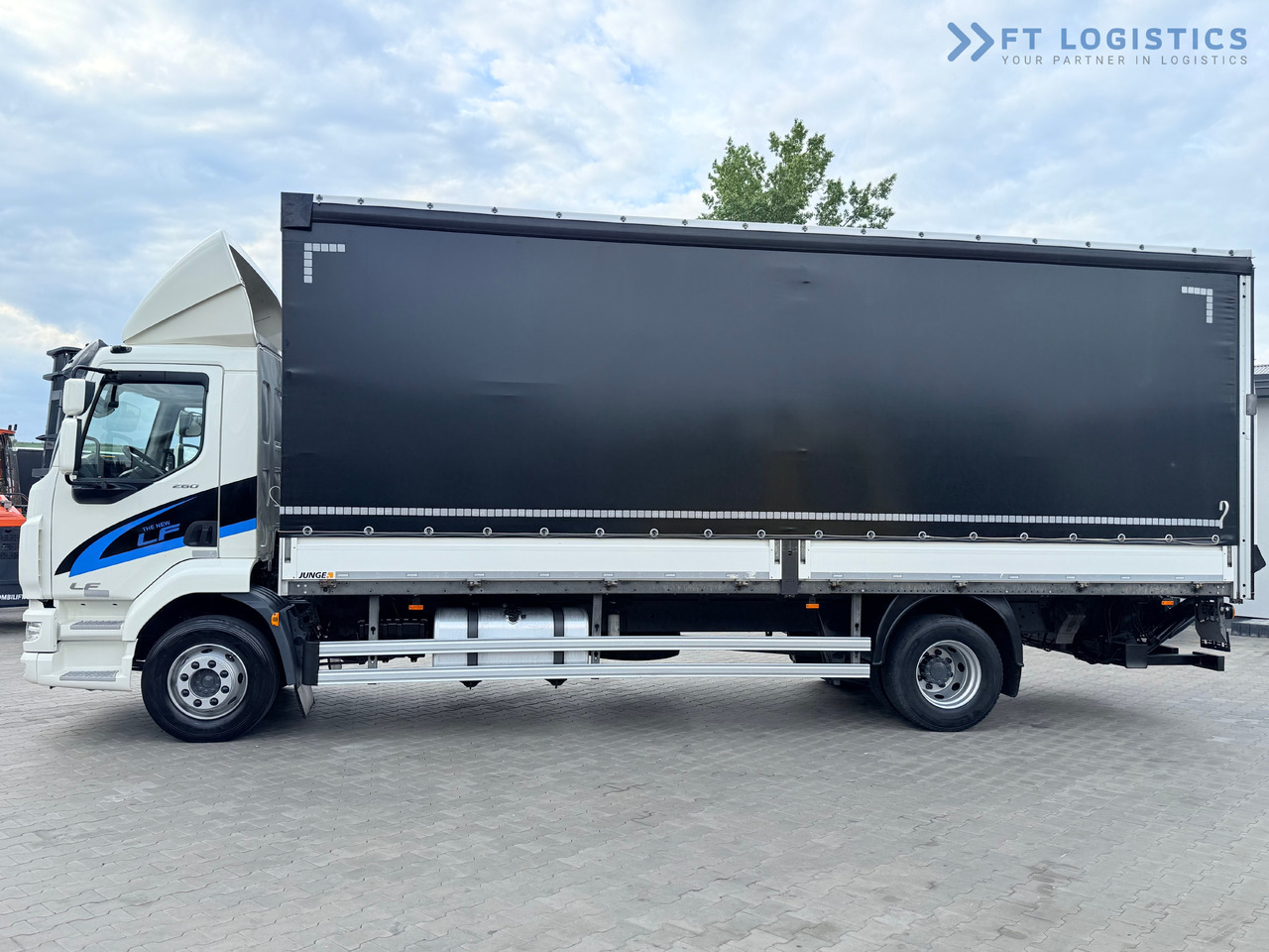 DAF LF 260 FA / AUTOMATIC / 9,255 kg PAYLOAD / 4x2 / 18 PALLETS / TAIL LIFT / SIDE BOARDS / EXCELLENT CONDITION! - Тентованный грузовик: фото 4 DAF LF 260 FA / AUTOMATIC / 9,255 kg PAYLOAD / 4x2 / 18 PALLETS / TAIL LIFT / SIDE BOARDS / EXCELLENT CONDITION! - Тентованный грузовик: фото 4