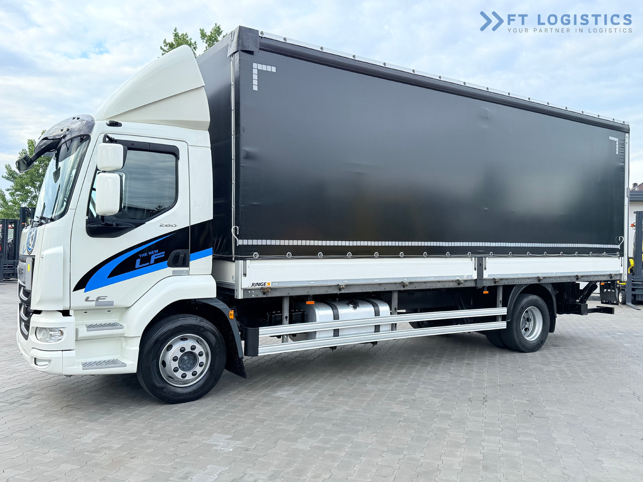 DAF LF 260 FA / AUTOMATIC / 9,255 kg PAYLOAD / 4x2 / 18 PALLETS / TAIL LIFT / SIDE BOARDS / EXCELLENT CONDITION! - Тентованный грузовик: фото 3 DAF LF 260 FA / AUTOMATIC / 9,255 kg PAYLOAD / 4x2 / 18 PALLETS / TAIL LIFT / SIDE BOARDS / EXCELLENT CONDITION! - Тентованный грузовик: фото 3