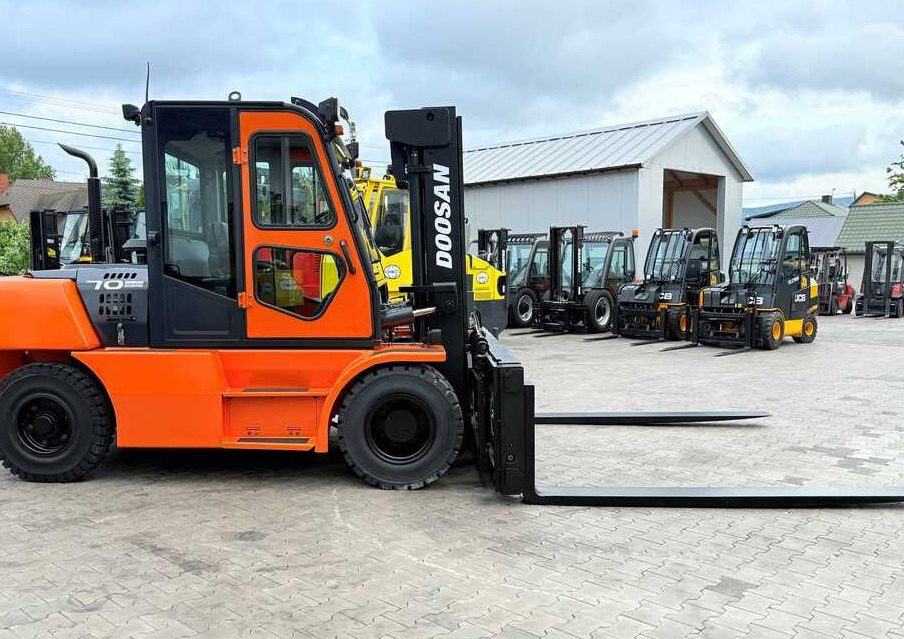 Doosan DOOSAN / DUPLEX 3000MM / SIDE SHIFT / FORK POSITIONER / 2500MM FORKS / 7000KG / CABIN / LIKE NEW - Дизельный погрузчик: фото 4 Doosan DOOSAN / DUPLEX 3000MM / SIDE SHIFT / FORK POSITIONER / 2500MM FORKS / 7000KG / CABIN / LIKE NEW - Дизельный погрузчик: фото 4