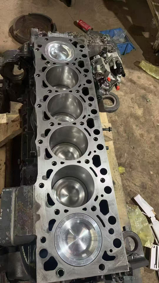 KOMATSU SAA6D107E-1 - Блок цилиндров для Экскаваторов: фото 1 KOMATSU SAA6D107E-1 - Блок цилиндров для Экскаваторов: фото 1