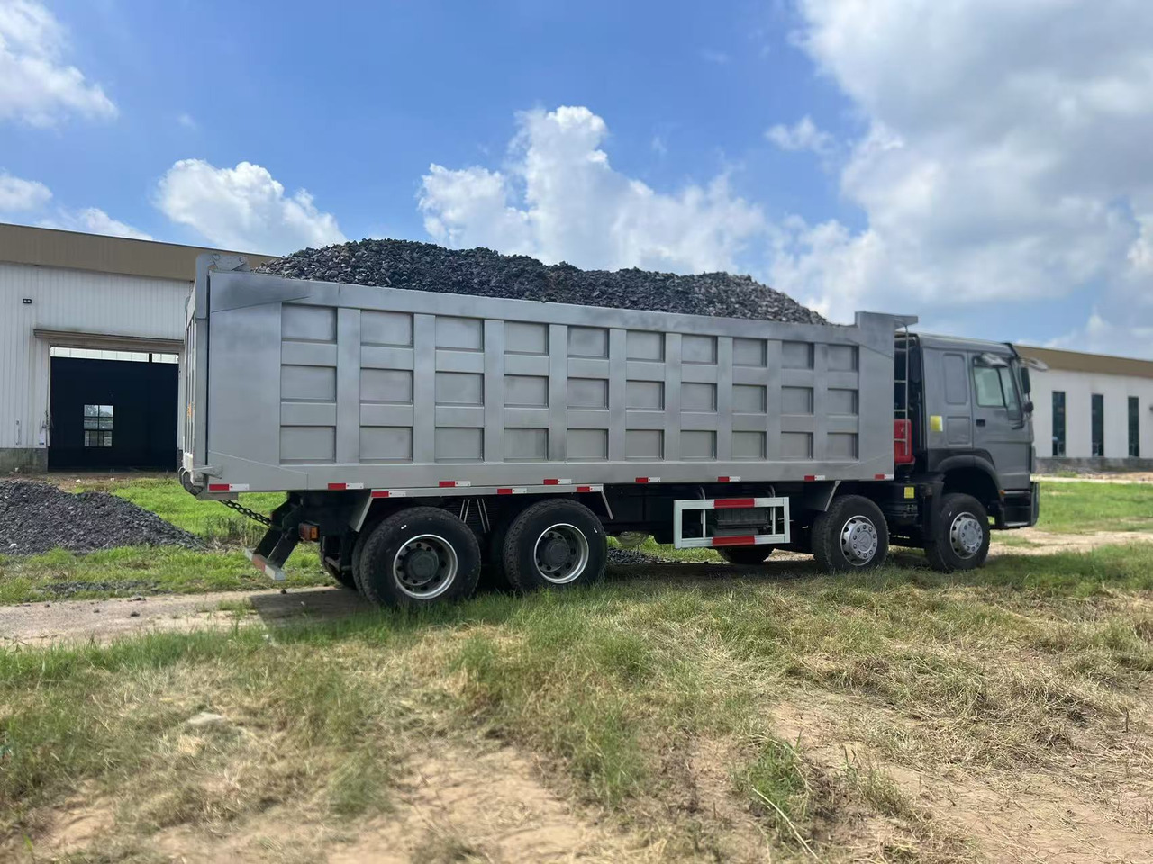 Used Dump Truck China brand HOWO 8*4 - Грузовик: фото 4 Used Dump Truck China brand HOWO 8*4 - Грузовик: фото 4