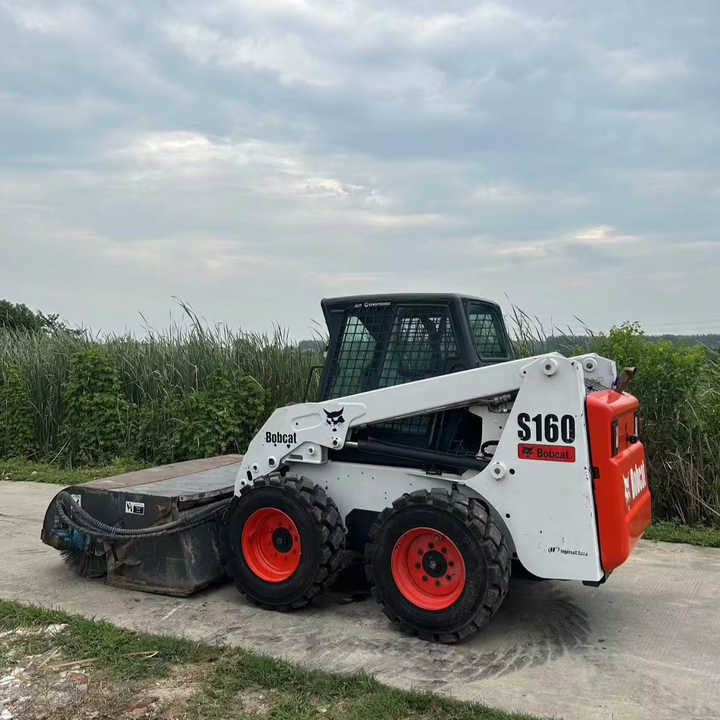 Мини-погрузчик с бортовым поворотом USED BOBCAT S160 Skid-steer Loader Bobcat S160 Carry Sweeper with Very Good Performance Is for Sale at a Low Price.: фото 1