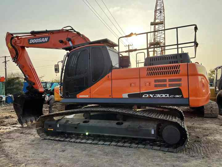 Used Excavator Doosan DX300 Excavators Mini Equipment Earth Moving Machinery Doosan Digger Excavator for Sale - Гусеничный экскаватор: фото 5 Used Excavator Doosan DX300 Excavators Mini Equipment Earth Moving Machinery Doosan Digger Excavator for Sale - Гусеничный экскаватор: фото 5