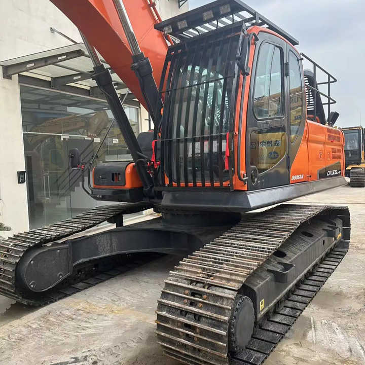 Used Excavator Doosan DX300 Excavators Mini Equipment Earth Moving Machinery Doosan Digger Excavator for Sale - Гусеничный экскаватор: фото 1 Used Excavator Doosan DX300 Excavators Mini Equipment Earth Moving Machinery Doosan Digger Excavator for Sale - Гусеничный экскаватор: фото 1