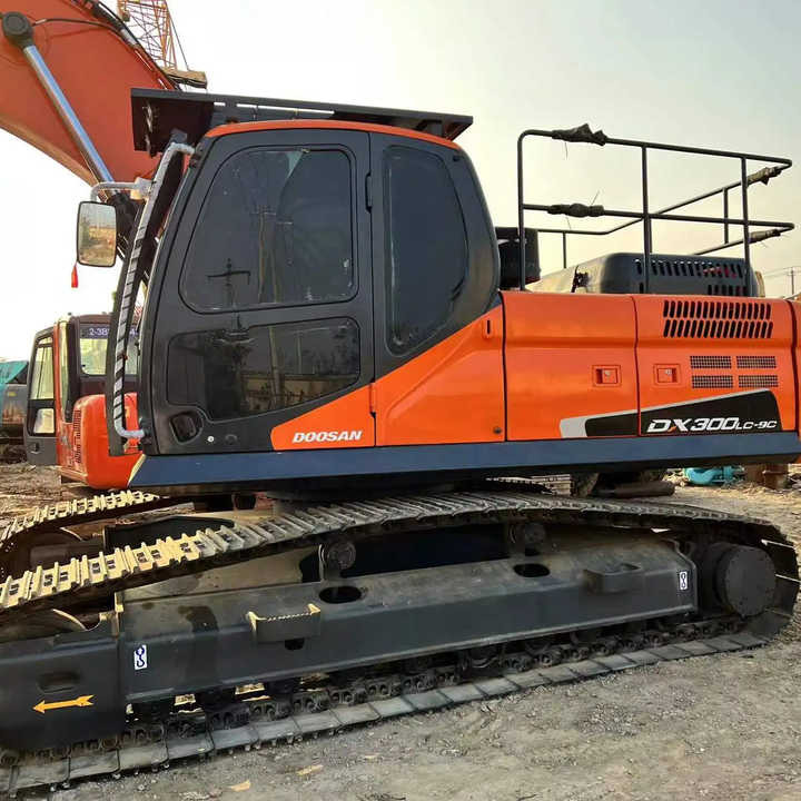 Used Excavator Doosan DX300 Excavators Mini Equipment Earth Moving Machinery Doosan Digger Excavator for Sale - Гусеничный экскаватор: фото 2 Used Excavator Doosan DX300 Excavators Mini Equipment Earth Moving Machinery Doosan Digger Excavator for Sale - Гусеничный экскаватор: фото 2