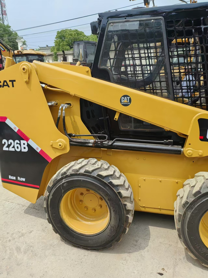 CATERPILLAR 226B - Мини-погрузчик с бортовым поворотом: фото 2 CATERPILLAR 226B - Мини-погрузчик с бортовым поворотом: фото 2