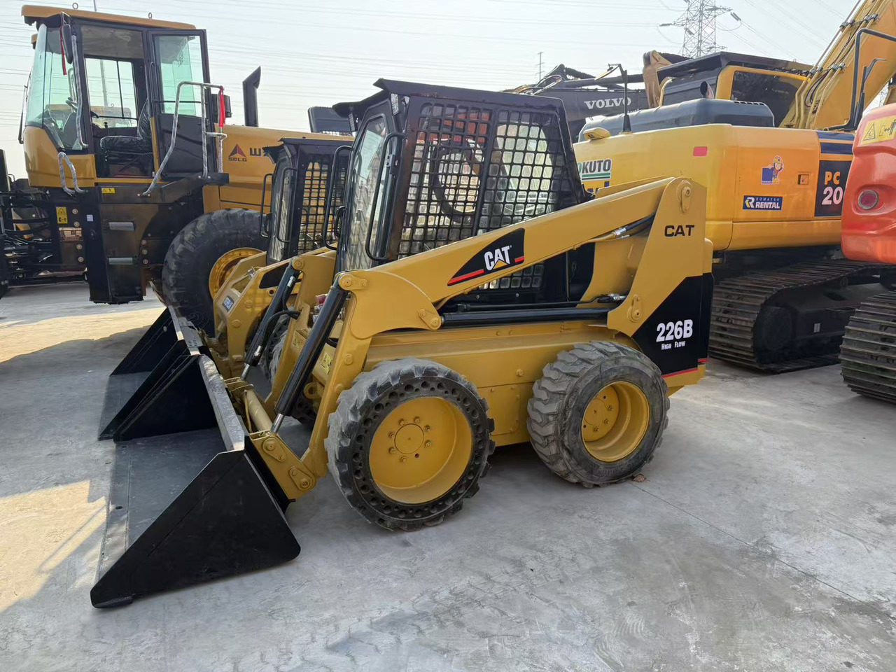 CATERPILLAR 226B - Мини-погрузчик с бортовым поворотом: фото 1 CATERPILLAR 226B - Мини-погрузчик с бортовым поворотом: фото 1