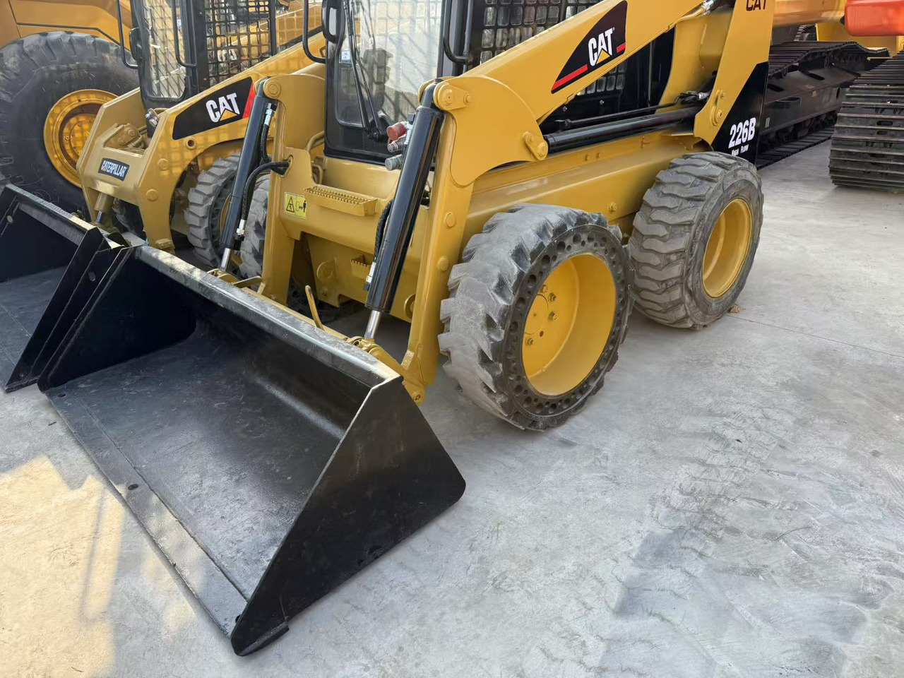 CATERPILLAR 226B - Мини-погрузчик с бортовым поворотом: фото 4 CATERPILLAR 226B - Мини-погрузчик с бортовым поворотом: фото 4
