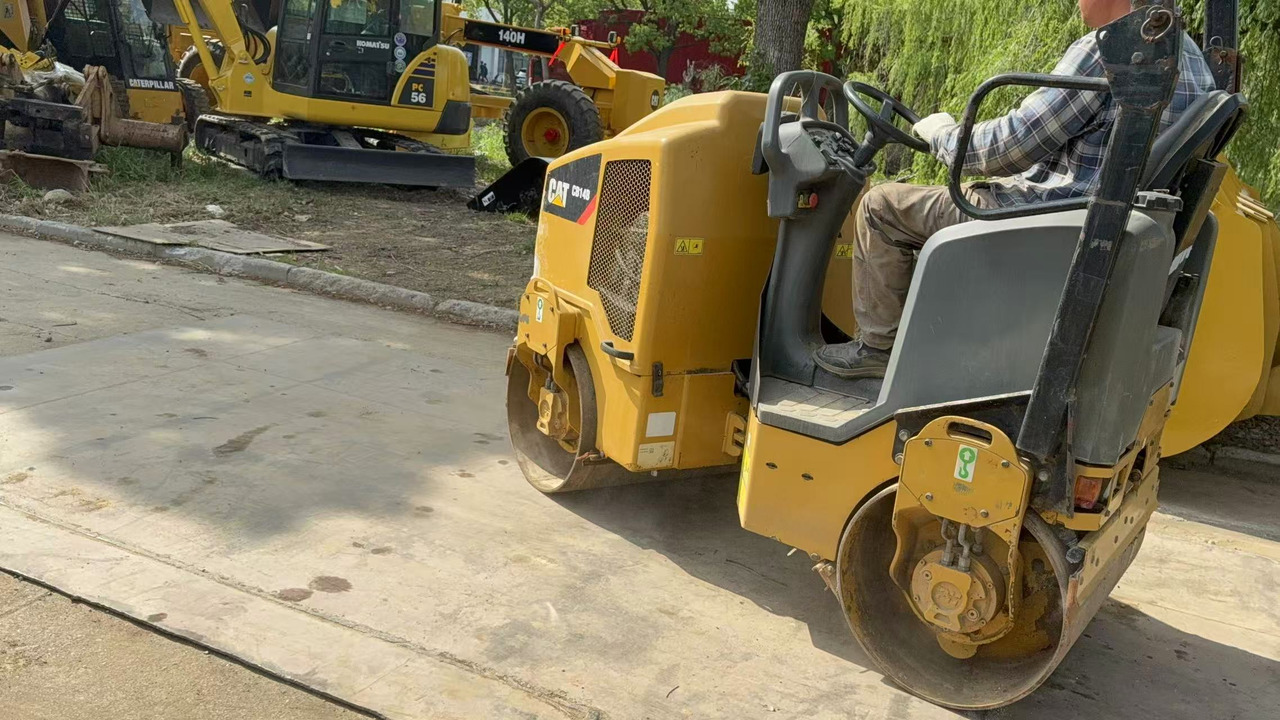 CATERPILLAR CB14B - Дорожный каток: фото 4 CATERPILLAR CB14B - Дорожный каток: фото 4