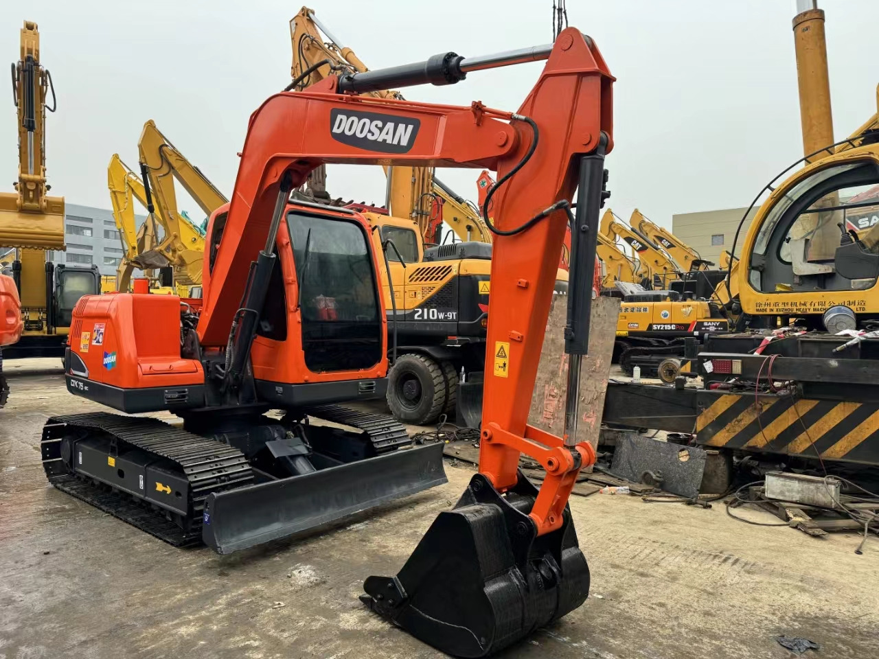 DOOSAN DX75-9C - Гусеничный экскаватор: фото 1 DOOSAN DX75-9C - Гусеничный экскаватор: фото 1