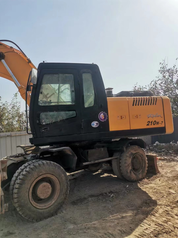 HYUNDAI R210W-7 - Колёсный экскаватор: фото 1 HYUNDAI R210W-7 - Колёсный экскаватор: фото 1