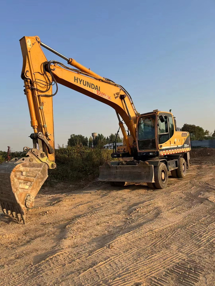 HYUNDAI R210W-9 - Колёсный экскаватор: фото 1 HYUNDAI R210W-9 - Колёсный экскаватор: фото 1