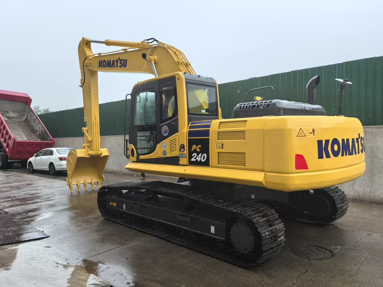 KOMATSU PC240LC-8M0 - Гусеничный экскаватор: фото 1 KOMATSU PC240LC-8M0 - Гусеничный экскаватор: фото 1