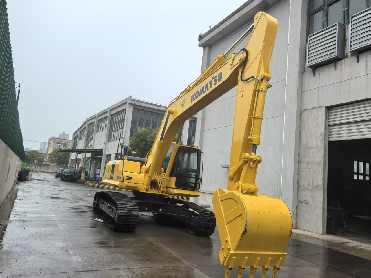 KOMATSU PC240LC-8M0 - Гусеничный экскаватор: фото 2 KOMATSU PC240LC-8M0 - Гусеничный экскаватор: фото 2