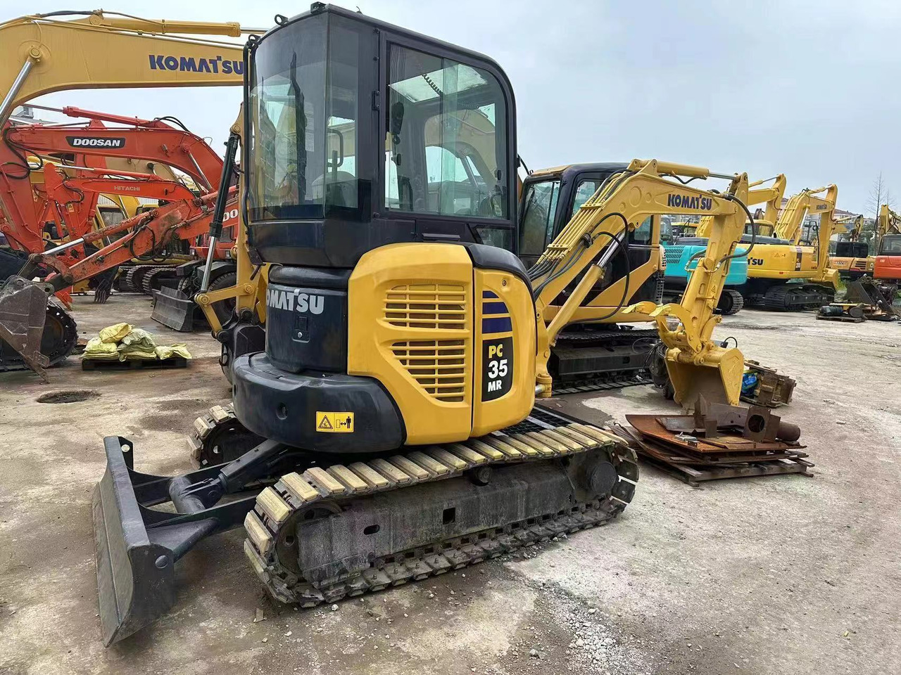 KOMATSU PC35 - Гусеничный экскаватор: фото 3 KOMATSU PC35 - Гусеничный экскаватор: фото 3