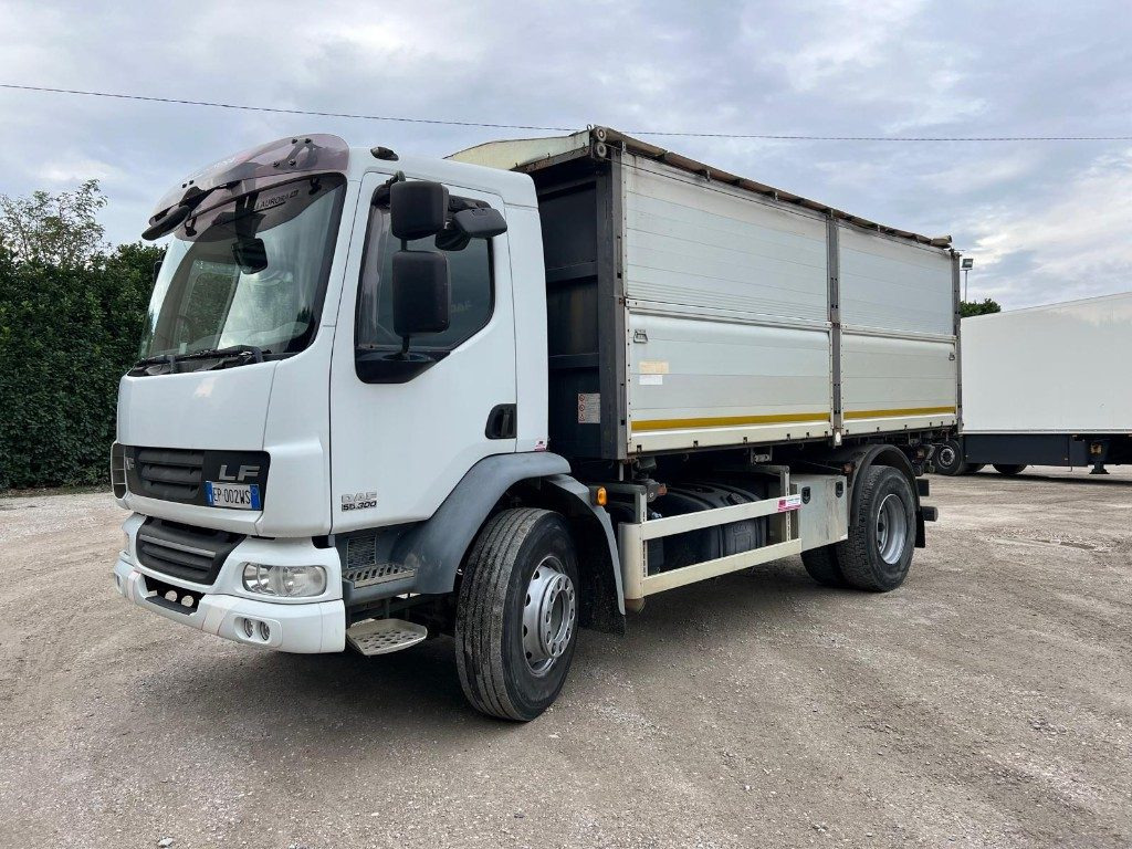 DAF LF55.300 RIBALTABILE TRILATERALE - Самосвал: фото 1 DAF LF55.300 RIBALTABILE TRILATERALE - Самосвал: фото 1