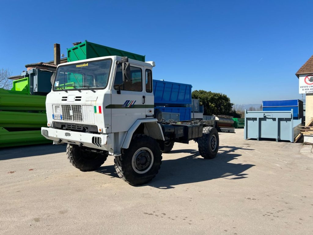 IVECO 100 4X4 BALESTRATO ANTERIORE E POSTERIO - Грузовик-шасси: фото 1 IVECO 100 4X4 BALESTRATO ANTERIORE E POSTERIO - Грузовик-шасси: фото 1