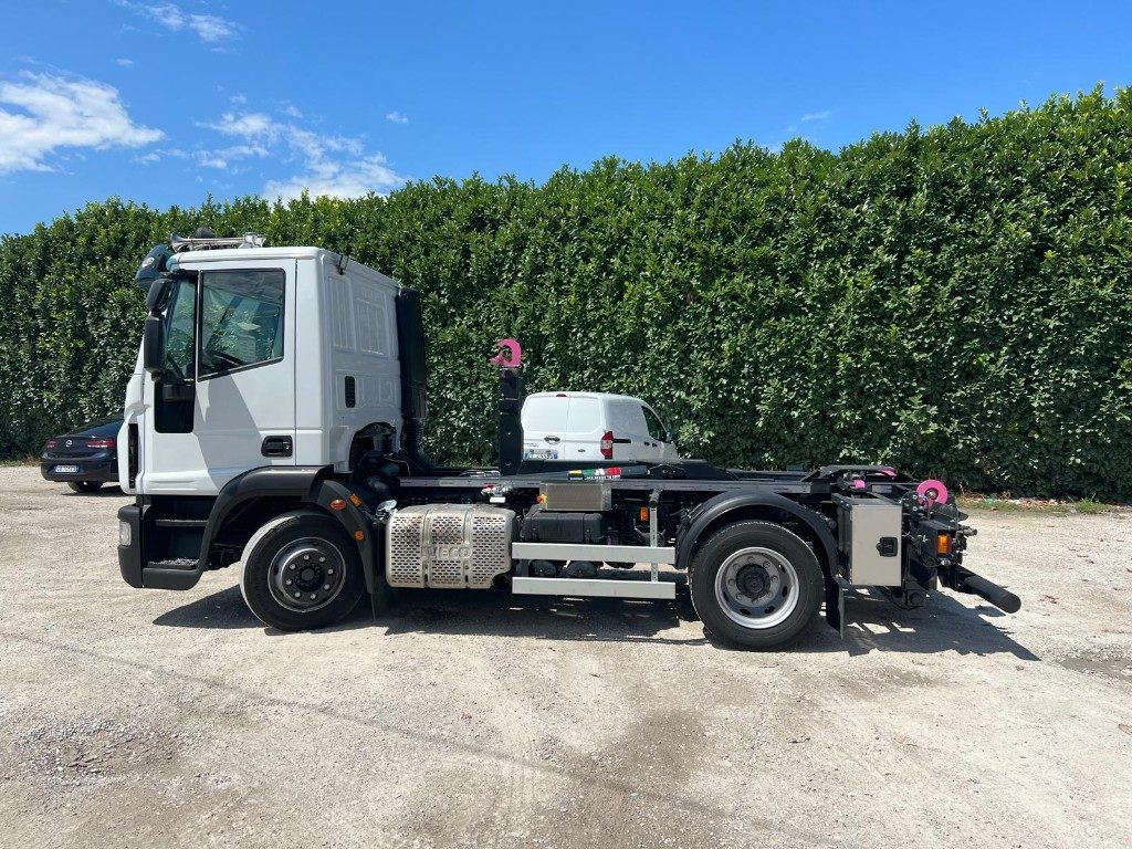 IVECO EUROCARGO 120E28 CON SCARRABILE NUOVO - Крюковой мультилифт: фото 2 IVECO EUROCARGO 120E28 CON SCARRABILE NUOVO - Крюковой мультилифт: фото 2