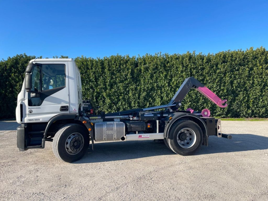 IVECO EUROCARGO 180E25 CON SCARRABILE NUOVO - Крюковой мультилифт: фото 3 IVECO EUROCARGO 180E25 CON SCARRABILE NUOVO - Крюковой мультилифт: фото 3