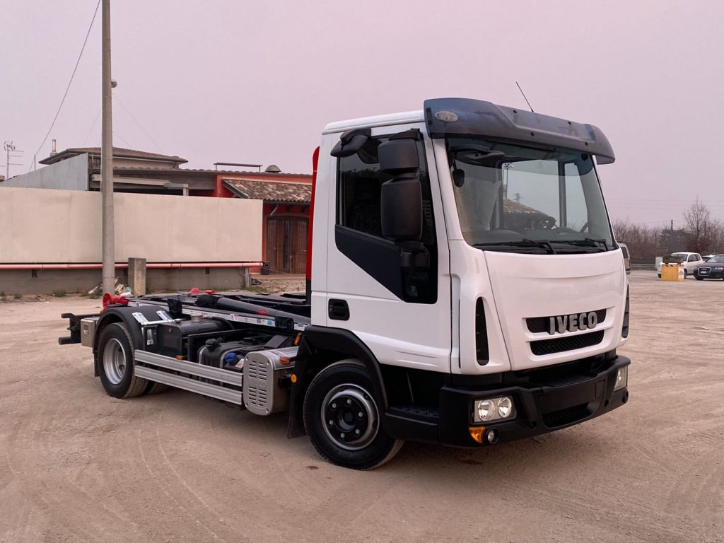 IVECO EUROCARGO 80 E18 CON IMPIANTO SCARRABILE NUO - Крюковой мультилифт: фото 1 IVECO EUROCARGO 80 E18 CON IMPIANTO SCARRABILE NUO - Крюковой мультилифт: фото 1