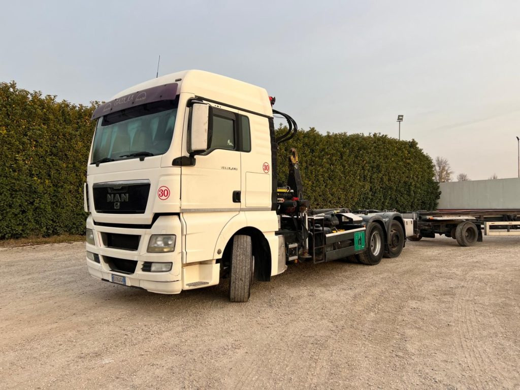 MAN TGX 26.440 SCARRABILE CON GRU - Крюковой мультилифт: фото 1 MAN TGX 26.440 SCARRABILE CON GRU - Крюковой мультилифт: фото 1
