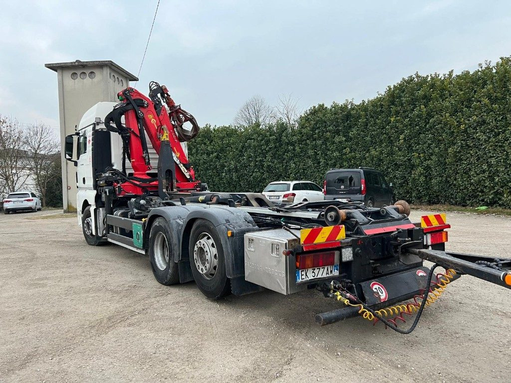 MAN TGX 26.480 SCARRABILE CON GRU - Крюковой мультилифт: фото 5 MAN TGX 26.480 SCARRABILE CON GRU - Крюковой мультилифт: фото 5