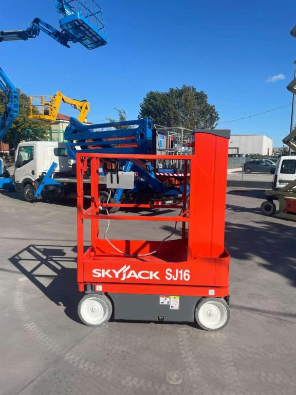 SkyJack SJ-16 - Вертикальный мачтовый подъемник: фото 4 SkyJack SJ-16 - Вертикальный мачтовый подъемник: фото 4