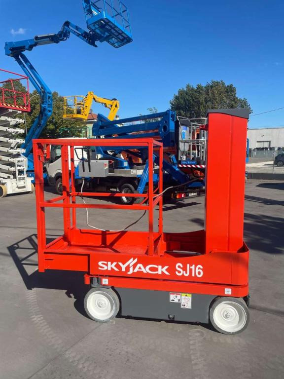 SkyJack SJ-16 - Вертикальный мачтовый подъемник: фото 1 SkyJack SJ-16 - Вертикальный мачтовый подъемник: фото 1