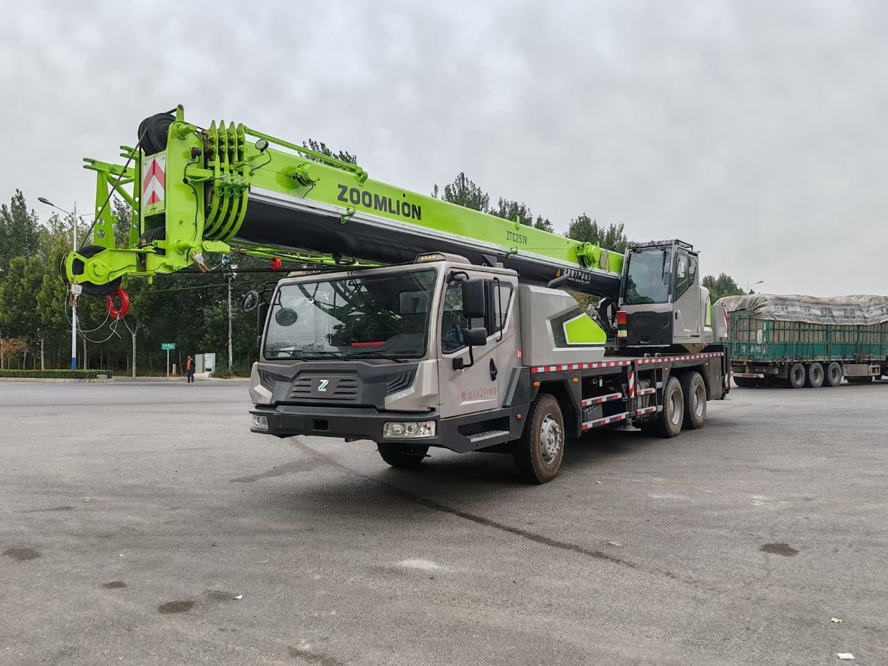 ZOOMLION ZTC251V 25 TON TRUCK CRANE - Мобильный кран: фото 1 ZOOMLION ZTC251V 25 TON TRUCK CRANE - Мобильный кран: фото 1