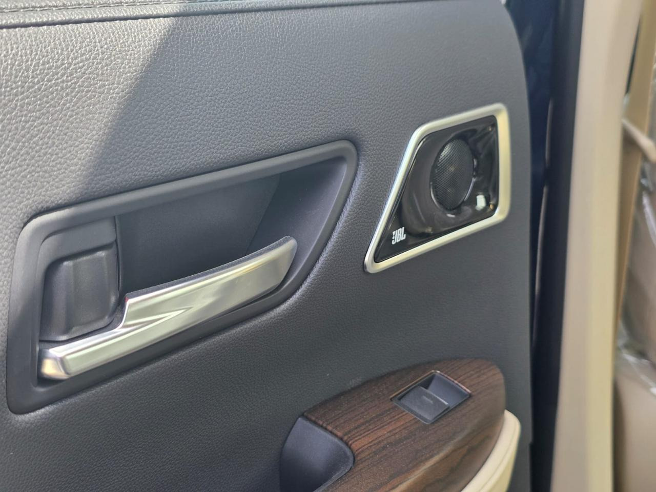 Land Cruiser GXR 3.5L Twin Turbo - Легковой автомобиль: фото 3 Land Cruiser GXR 3.5L Twin Turbo - Легковой автомобиль: фото 3