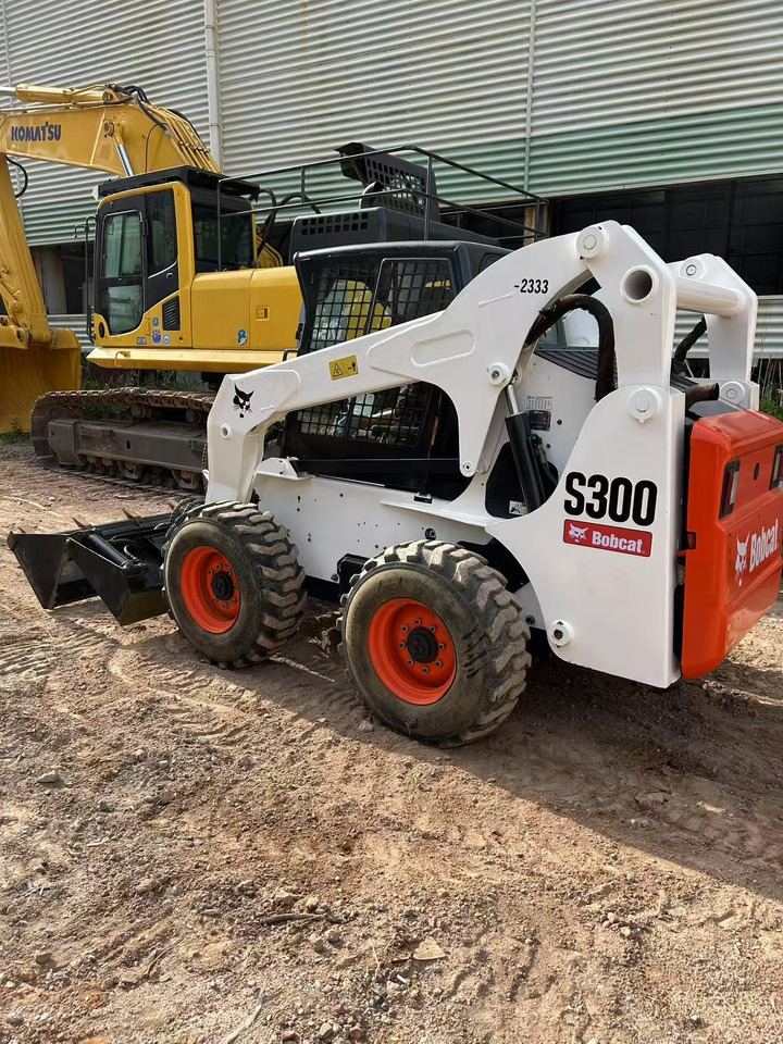 BOBCAT S300 - Мини-погрузчик с бортовым поворотом: фото 1 BOBCAT S300 - Мини-погрузчик с бортовым поворотом: фото 1