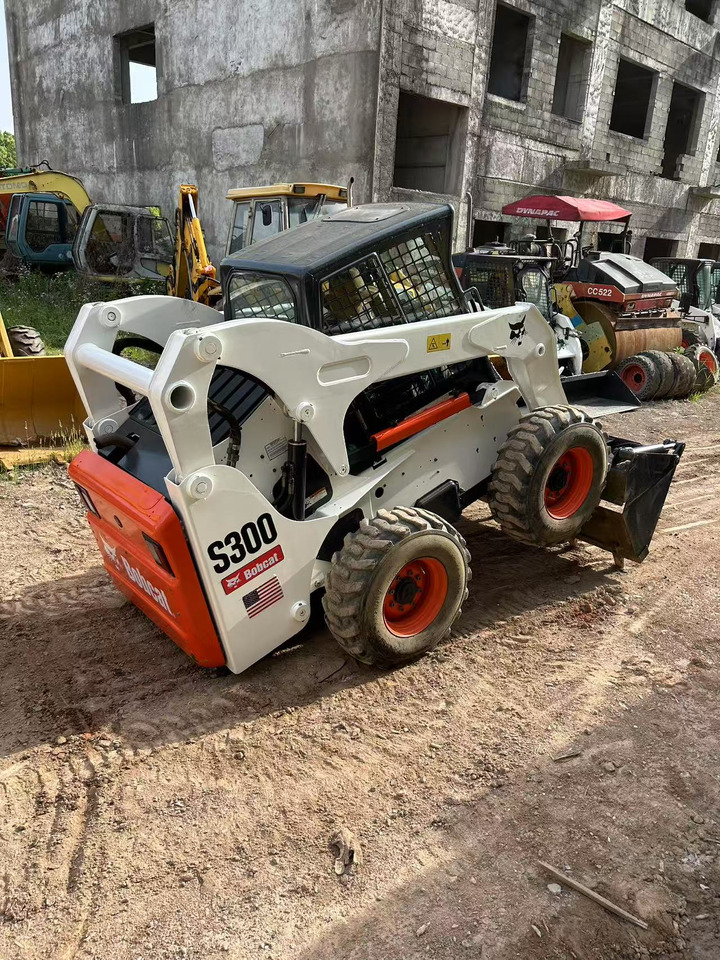 BOBCAT S300 - Мини-погрузчик с бортовым поворотом: фото 4 BOBCAT S300 - Мини-погрузчик с бортовым поворотом: фото 4