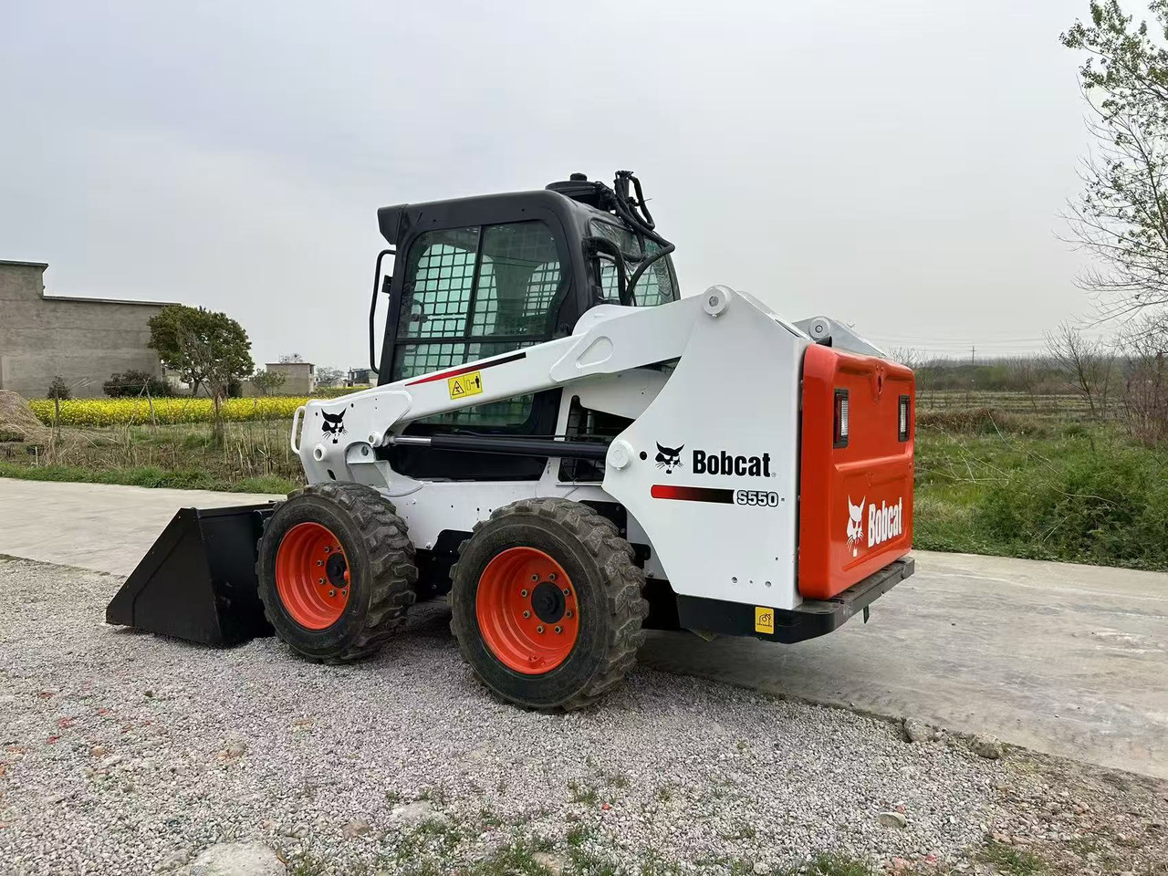 BOBCAT Skid Steer Loader S550 - Мини-погрузчик с бортовым поворотом: фото 3 BOBCAT Skid Steer Loader S550 - Мини-погрузчик с бортовым поворотом: фото 3