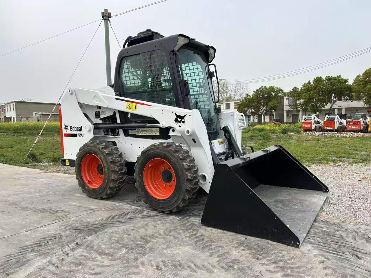 BOBCAT Skid Steer Loader S550 - Мини-погрузчик с бортовым поворотом: фото 1 BOBCAT Skid Steer Loader S550 - Мини-погрузчик с бортовым поворотом: фото 1
