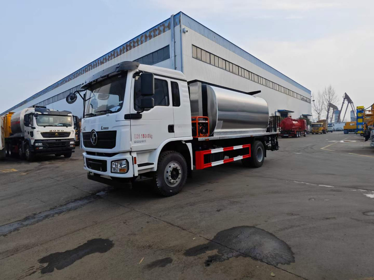 DONGFENG Asphalt Spreader - Гудронатор: фото 5 DONGFENG Asphalt Spreader - Гудронатор: фото 5